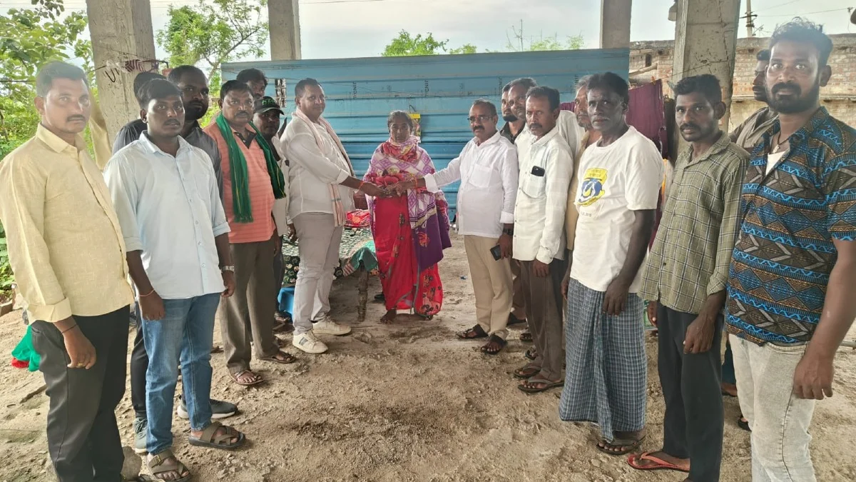 అనారోగ్యంతో బాధపడుతున్న నాలుగు కుటుంబాలకు ఆర్థిక సహాయం.      అందించిన SRR ఫౌండేషన్ చైర్మన్ పరుపాటి శ్రీనివాస్ రెడ్డి 