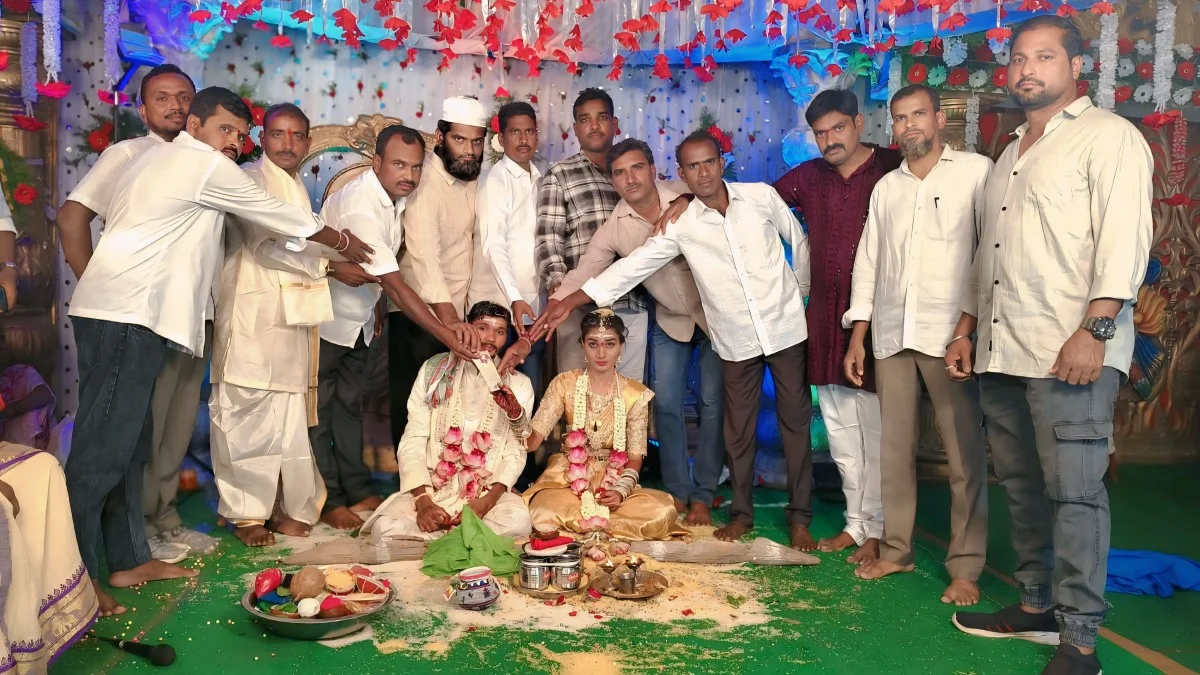 నూతన వధూవరులను ఆశీర్వదించిన  జునుగొని రవి.  బాల్యమిత్రులు
