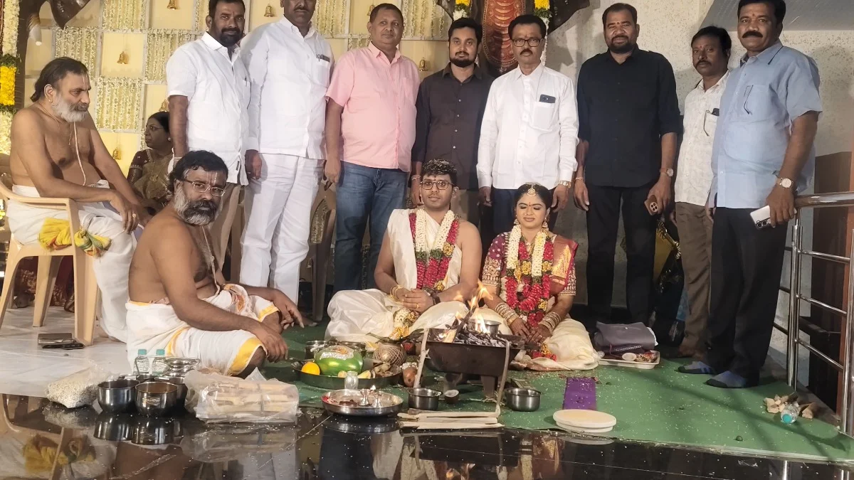 నూతన వధూవరులను ఆశీర్వదించిన SRR ఫౌండేషన్ చైర్మన్ పరుపాటి శ్రీనివాస్ రెడ్డి