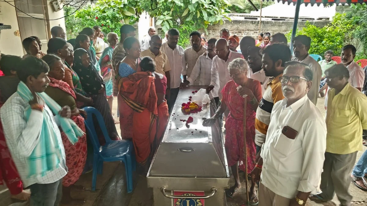 రేషన్ డీలర్ పరకాల నాగరాజు మాతృమూర్తి మృతి  పార్థివదేహానికి నివాళులర్పించిన బీఆర్ఎస్ నాయకులు