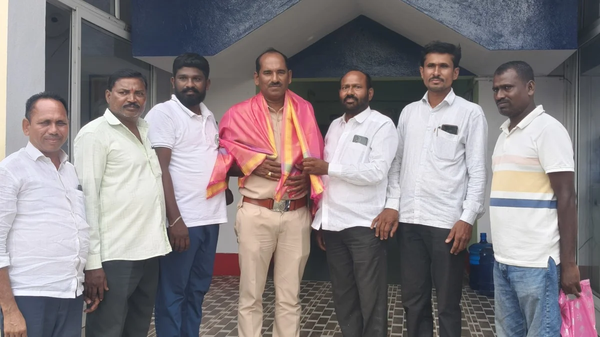 బదిలీపై వెళ్తున్న సీఐ శ్రీనివాసరావుకు ఘన సన్మానం