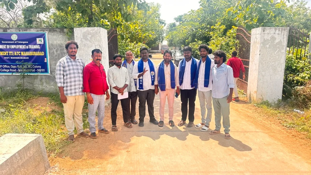 కులం పేరుతో దూషిస్తే చూస్తూ ఊరుకోం ఫ్లెక్సీ తొలగించాడనే నెపంతో యువకుడికి బెదిరింపులు బాధ్యులపై కఠిన చర్యలు తీసుకోవాలి: అంబేద్కర్ సంఘం, బీఎస్పీ