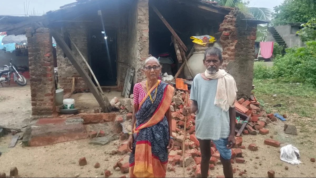 వర్షానికి కూలిన ఇల్లు.. నిరాశ్రయులైన వృద్ధ దంపతులు
