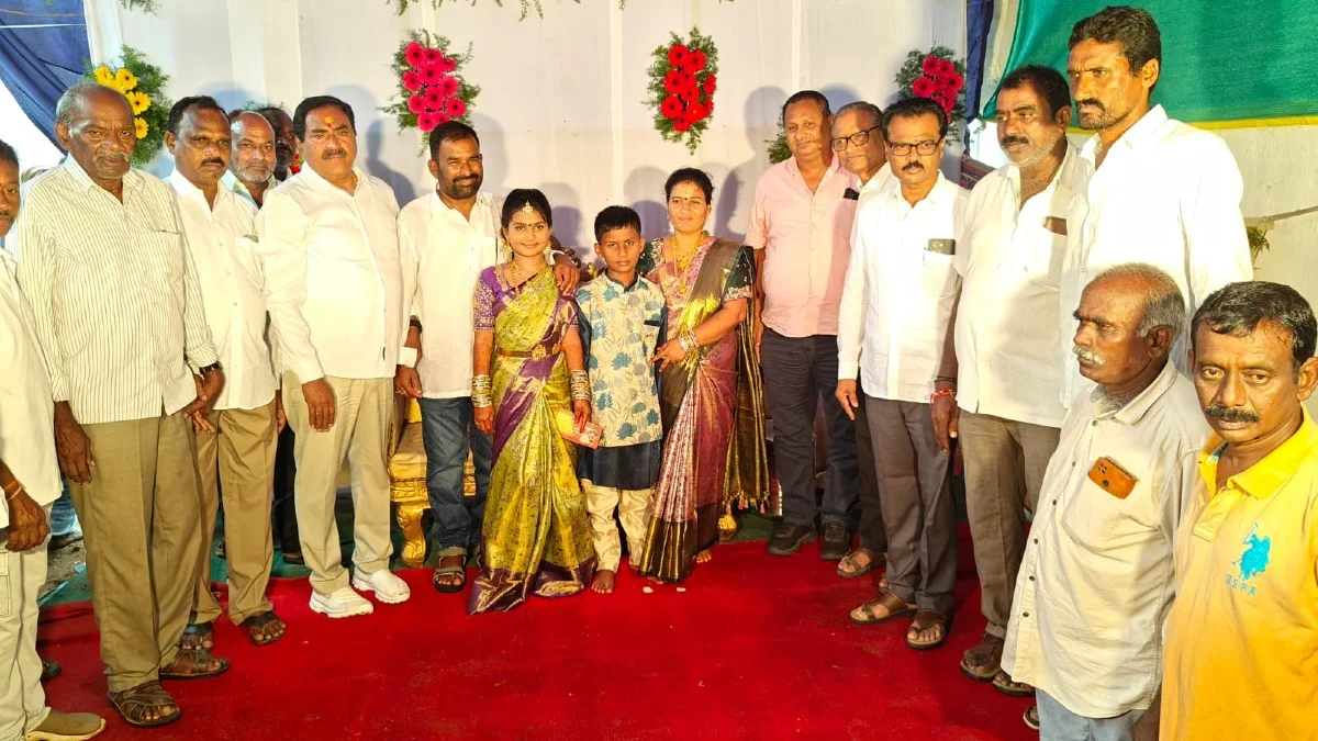 చిన్నారులను ఆశీర్వదించిన మాజీ మంత్రి ఎర్రబెల్లి దయాకర్ రావు