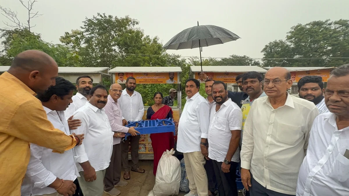 వర్ధన్నపేటలో 100 మంది లబ్ధిదారులకు ఎగ్ కార్డుల పంపిణీ