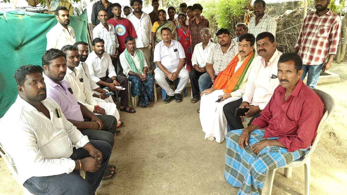సంకినేని వెంకటయ్య కుటుంబానికి 50 కిలోల బియ్యం, నూనె అందజేసిన SRR ఫౌండేషన్ చైర్మన్ పరుపాటి శ్రీనివాస్ రెడ్డి